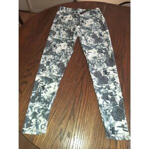 One Size 10-14 Eevee Grey Off White Rose Flower Floral Buttery Soft Leggings NWT